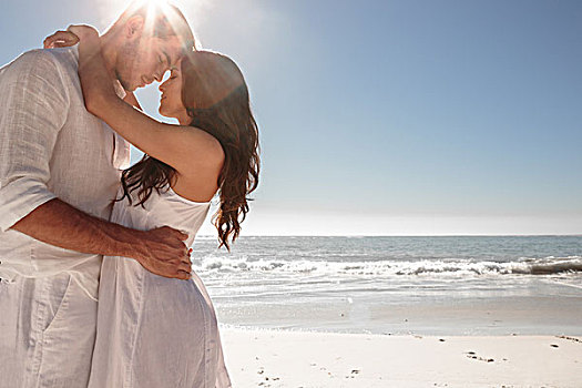 情侣,搂抱,靠近,海洋,海滩