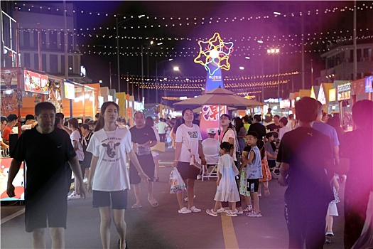 美食街烟火气十足,夜市成为消夏避暑好去处