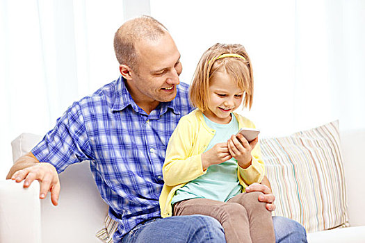 家庭,孩子,亲子,科技,互联网,概念,高兴,父亲,女儿,智能手机,在家