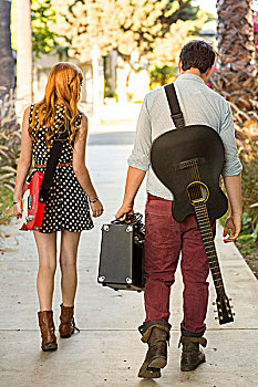 年轻,情侣,走,街道,吉他,扩音器