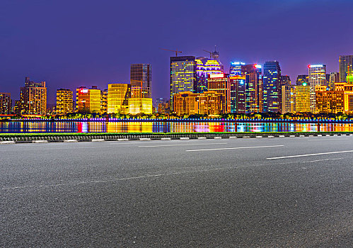 前景为城市道路广场的城市建筑群夜景