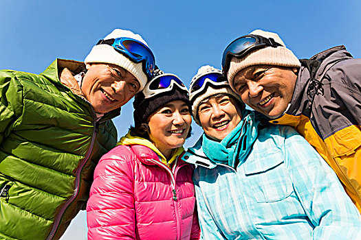 快乐的老年人冬季登山