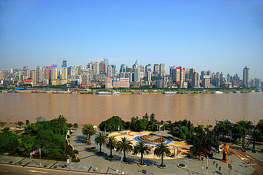 重庆南滨路上眺望渝中半岛
