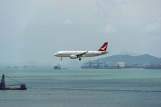 一架国泰港龙航空的客机正降落在香港国际机场