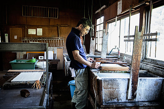日本人,男人,工作间,拿着,木框,按压,制作,传统,纸