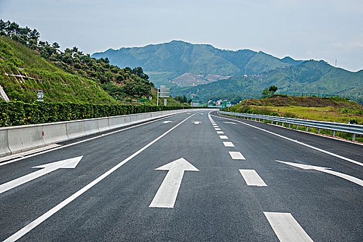 山谷中的高速公路