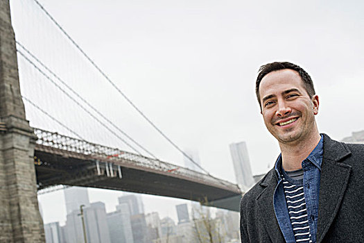 纽约,布鲁克林大桥,上方,东河,一个,男人,穿,灰色,外套,微笑,摄影