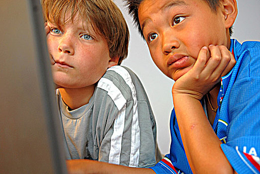两个男孩,看,电脑