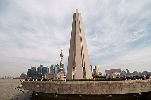上海新外滩的标志建筑,人民英雄纪念碑