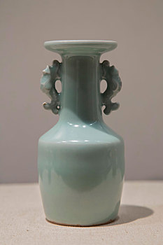 龙泉窑青瓷摩羯耳瓶