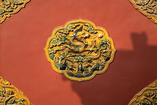 故宫墙壁上雕刻的龙