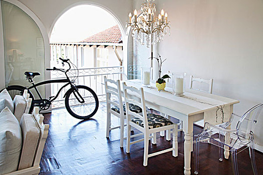 白色,餐桌,二手,椅子,灵异,仰视,吊灯,自行车,背景,正面,打开,拱形,平台,门
