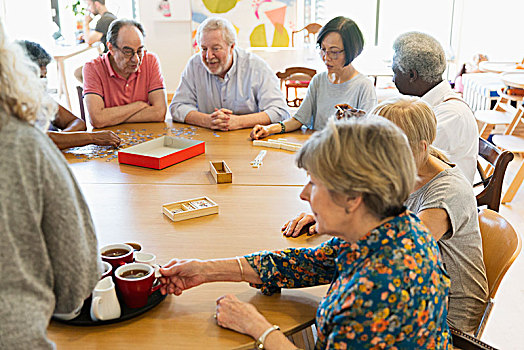 老人,朋友,玩游戏,喝,茶,桌子,社区中心