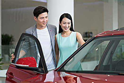 年輕夫妻選購汽車