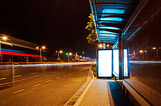 城市夜晚的公路