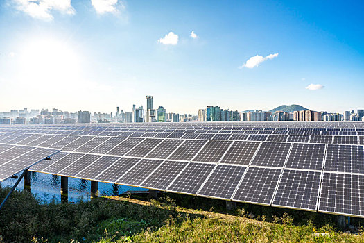 太阳能发电站与城市天际线