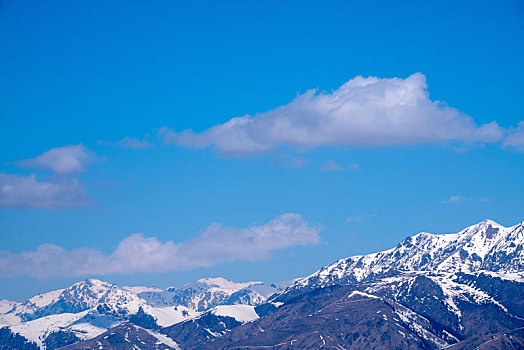 春季的天山雪线