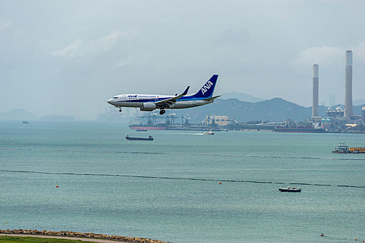 一架日本全日空的客机正降落在香港国际机场