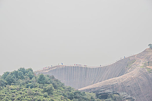 山,丹霞,游人,坡顶,驴友,旅行,地质公园,丹霞地貌,灌木,树,草,水潭,素材,平面设计