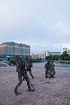 内蒙古呼伦贝尔满洲里市,现代花园,小区街头雕塑快乐的年青人