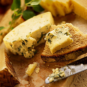 蓝纹奶酪,小麦面包,刀