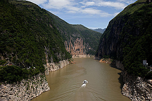 行驶在重庆巫山大宁河小三峡龙门峡的旅游船