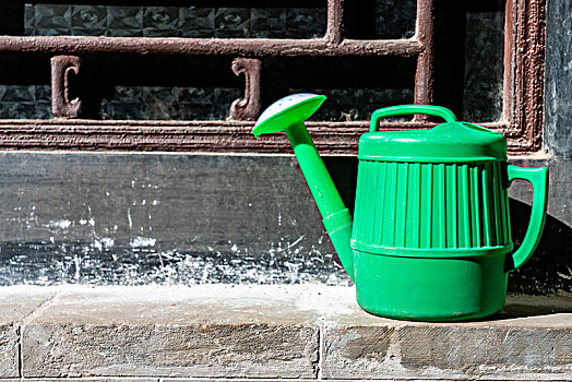 一个绿色的塑料洒水壶
