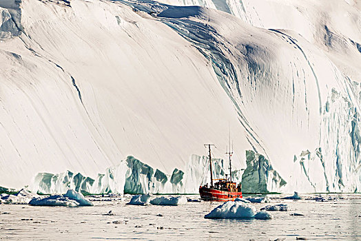 红色,船,正面,巨大,冰山,西格陵兰,格陵兰,北美
