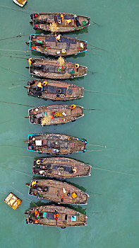 山东省日照市,航拍晨曦里的渔码头,渔民赶到渔船上准备出海捕捞