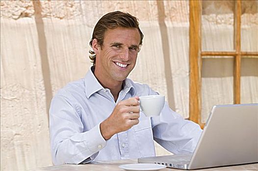 男人,茶杯,笔记本电脑