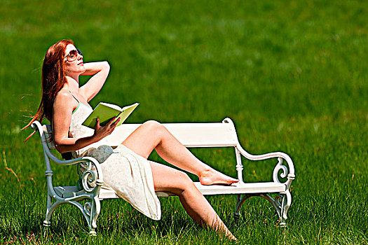 红发,女人,读,书本,白色背景,长椅,绿色,草地,浅