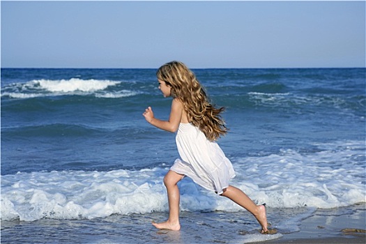 小女孩,跑,海滩,蓝色海洋
