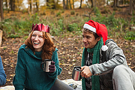 年轻,情侣,戴着,圣诞帽,冠,树林