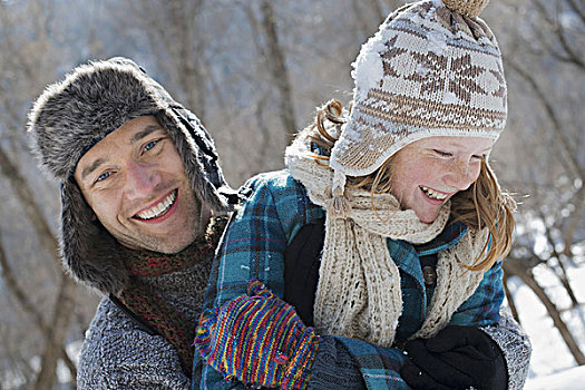 冬季风景,雪,地上,女孩,绒球帽,围巾,一个,男人,搂抱