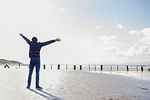 男青年,站立,海滩,伸出胳膊,沙,萨默塞特,英格兰
