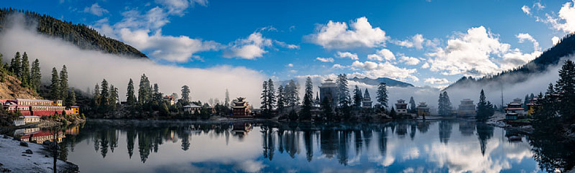 四川新龙措卡湖风景如画