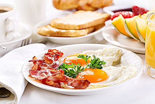 早餐,煎鸡蛋,咖啡,橙汁,水果