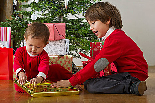 男孩,帮助,婴儿,姐妹,圣诞礼物
