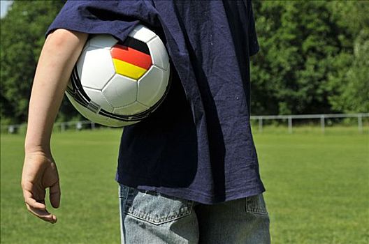 男孩,拿着,足球,手臂,德国,欧洲