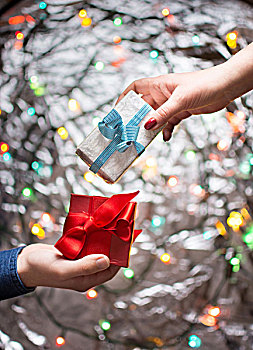 情侣的手,礼品盒,送礼物,互换礼物