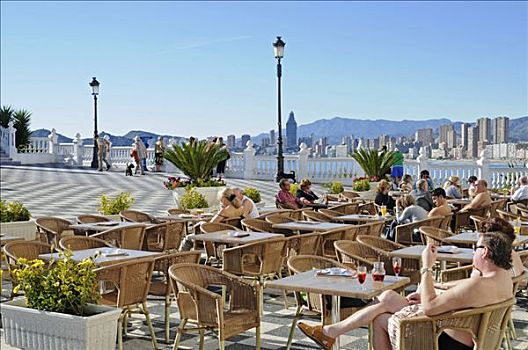 游客,坐,街头咖啡馆,露台,地中海,贝尼多姆,阿利坎特,白色海岸,西班牙