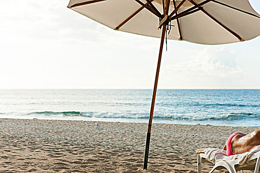 海滩伞,海滩,半裸,人,躺着,折叠躺椅