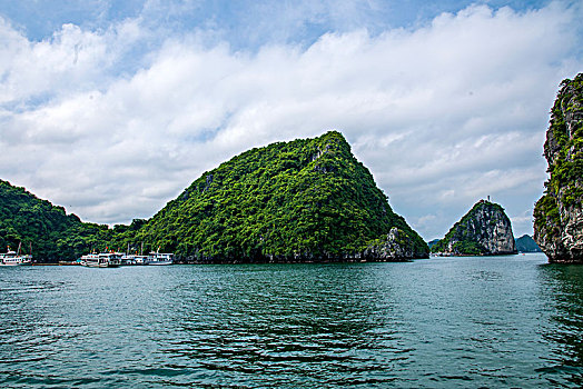 越南广宁鸿基市下龙湾海上石林