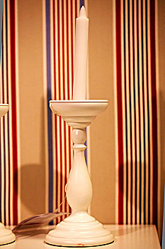 一盏插着白色蜡烛的烛台