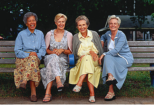 合影,四个,成熟女性,坐,公园长椅
