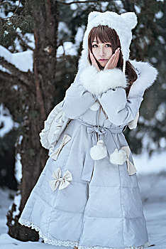 冬季大雪天里的美丽少女