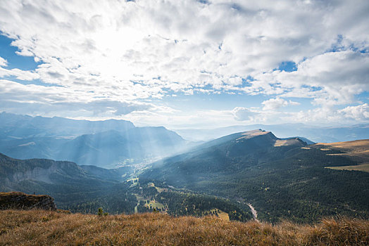 意大利多洛米蒂著名景点刀锋山秋季黄昏时分山顶风光