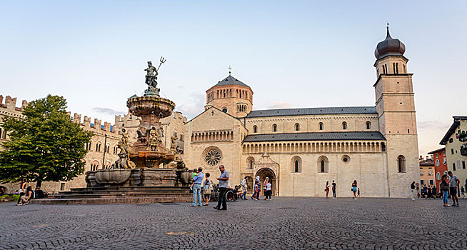 大教堂广场,海王星喷泉,大教堂,邸宅,老城,特兰迪诺,南蒂罗尔,意大利,欧洲