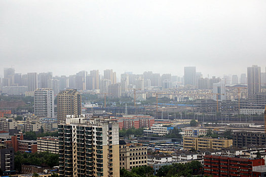 山东省日照市,一场大雨过后,城市建筑被云雾环绕