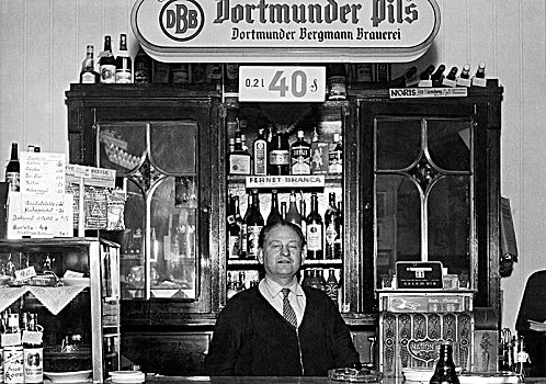 客栈老板,站立,后面,酒吧,60年代,精准,地点,未知,德国,欧洲
